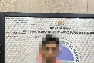 Petugas Sat Reserse Narkoba Polres Semarang menunjukkan barang bukti tembakau sintetis yang hendak diselundupkan ke Lapas Ambarawa, Kamis (22/1/2026).