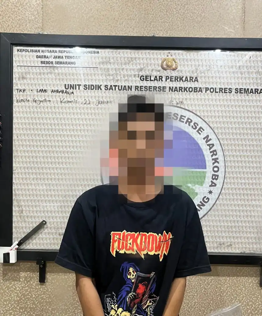 Petugas Sat Reserse Narkoba Polres Semarang menunjukkan barang bukti tembakau sintetis yang hendak diselundupkan ke Lapas Ambarawa, Kamis (22/1/2026).