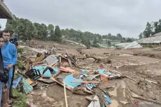 Petugas gabungan mengevakuasi warga dan melakukan penanganan pascalongsor di Kecamatan Cisarua, Kabupaten Bandung Barat, Jawa Barat.